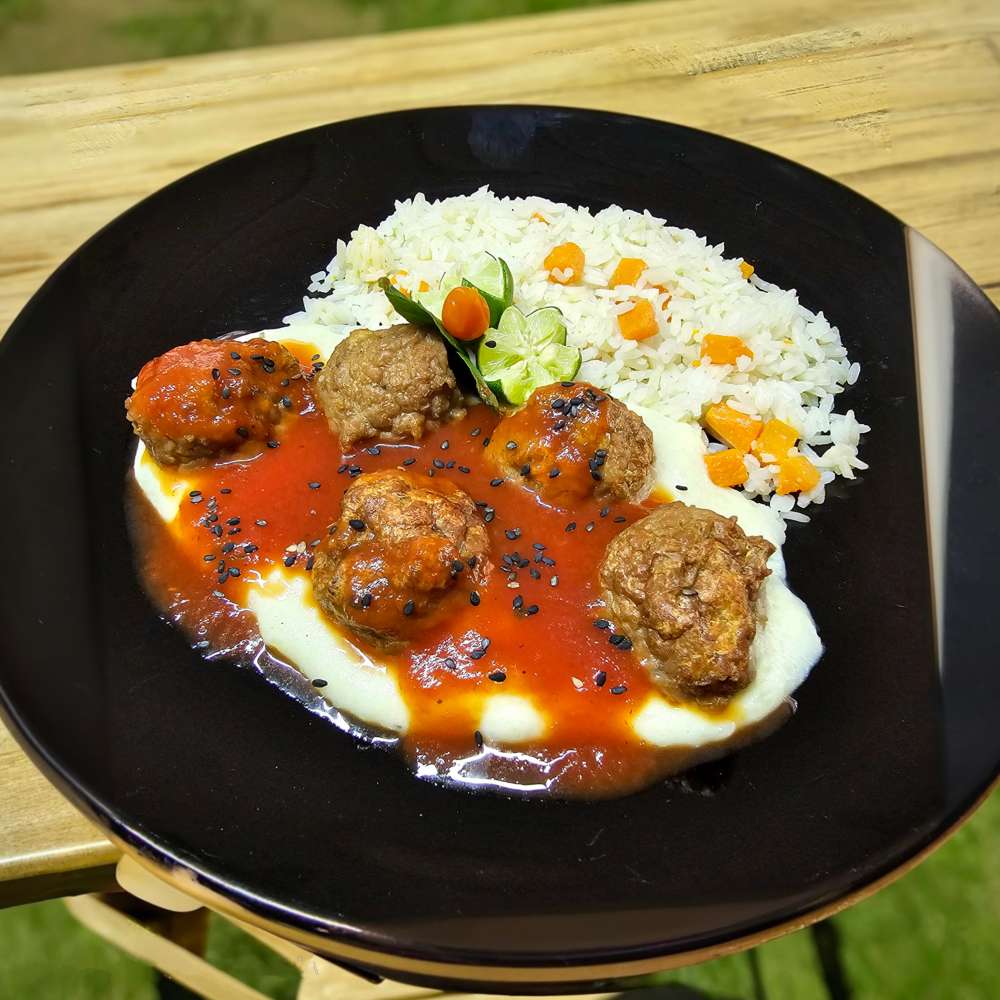 almondegas de carne, arroz e purê